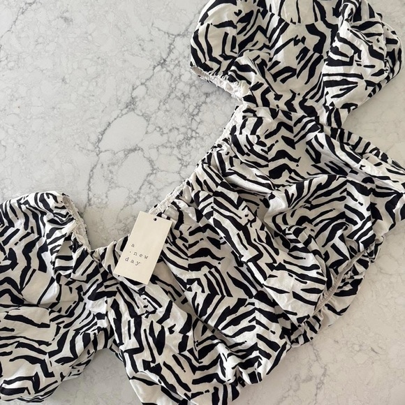A New Day Balloon Off Shoulder Zebra Print Top - NWT szL - Picture 6 of 6